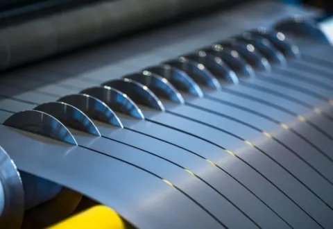 Línea de corte de acero de silicio: Eficiencia y precisión.