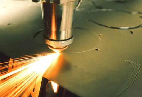 Máquinas de corte láser para acero de silicio.