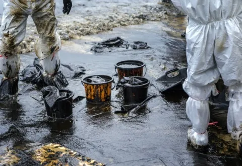 How to Safely Handle Transformer Oil Spills?